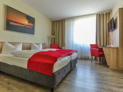 Rügenhotel DZ Seeseite Doppelbett Sessel