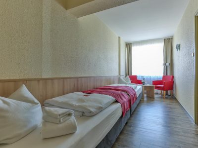 Rügenhotel Zweibettzimmer Landseite Betten