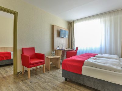 Rügenhotel Doppelzimmer Landseite Doppelbett Sessel