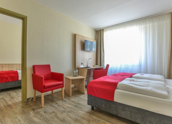 Rügenhotel Doppelzimmer Landseite Doppelbett Sessel