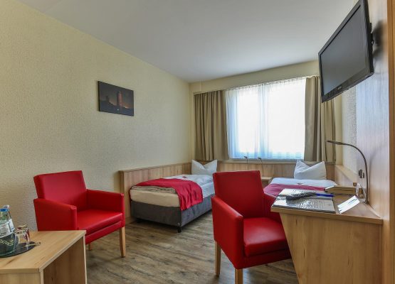 Rügenhotel Zweibettzimmer Landseite Betten Sessel Fernseher